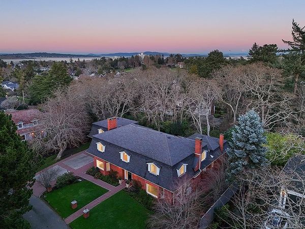 611 Island Rd, Oak Bay, BC V8S 2T7