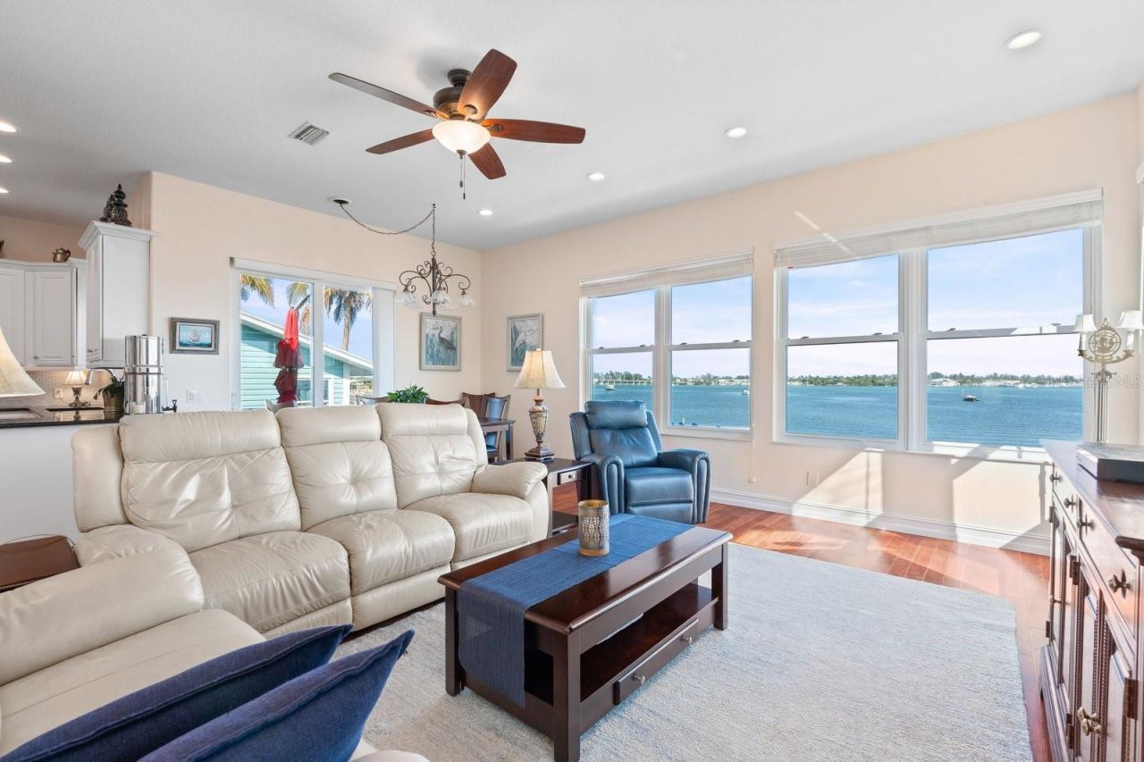 110 6th Street S, Bradenton Beach, FL 34217 Photo