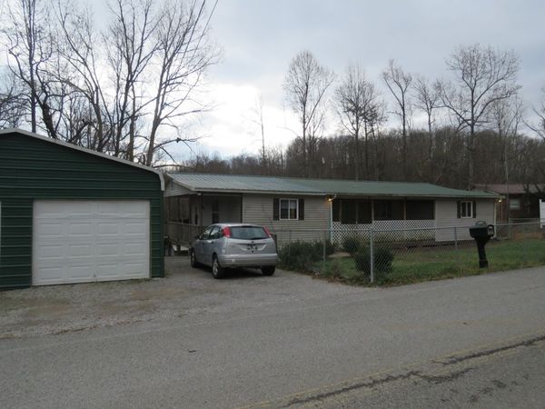 2783 Hillwood St, Monterey, TN 38574