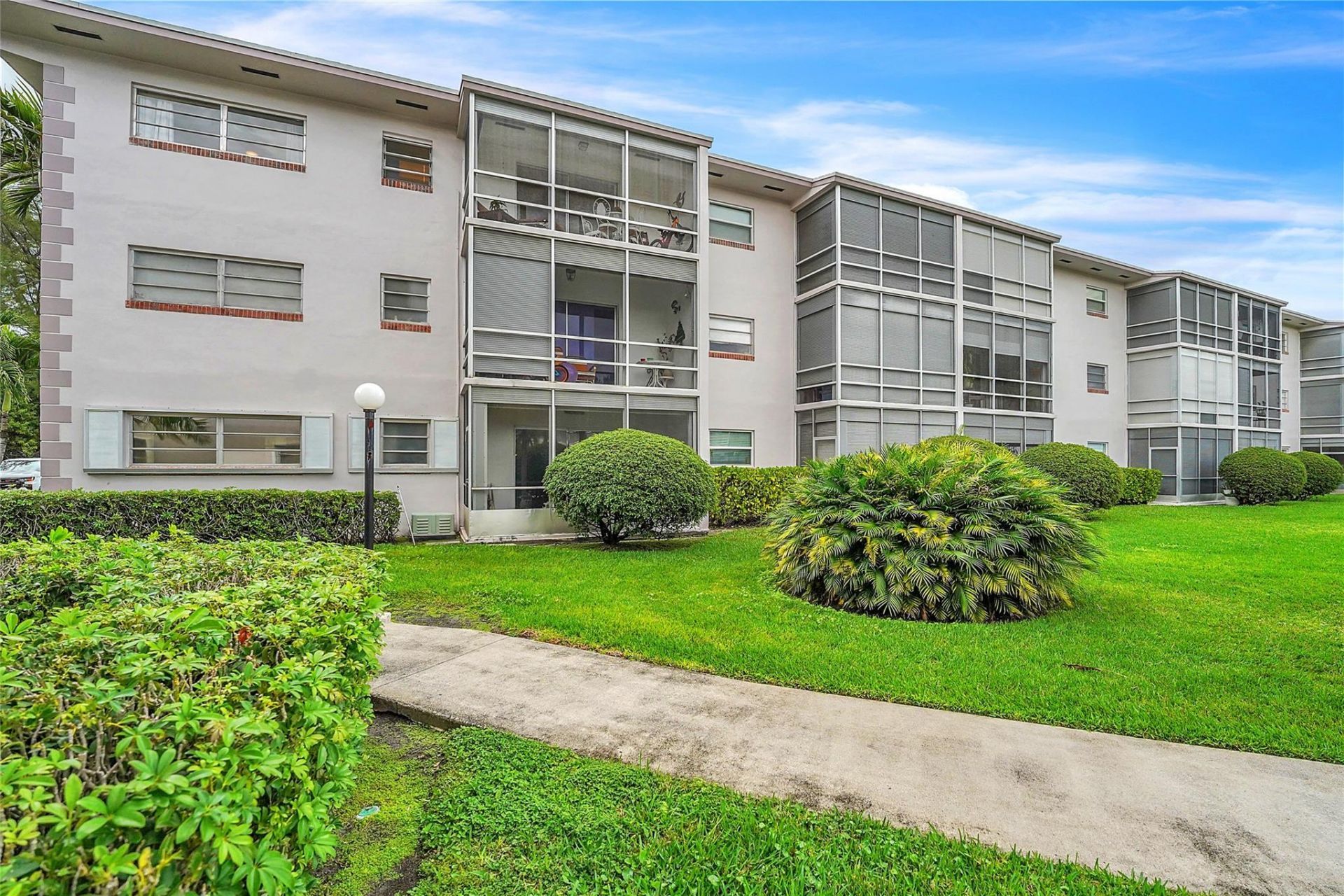 700 Layne Boulevard, Unit 301, Hallandale Beach, FL 33009 Photo