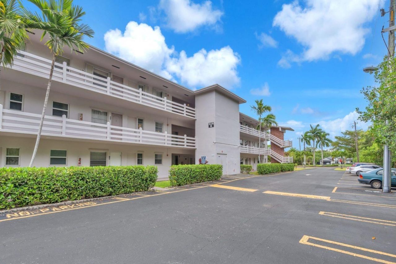 700 Layne Boulevard, Unit 301, Hallandale Beach, FL 33009 Photo