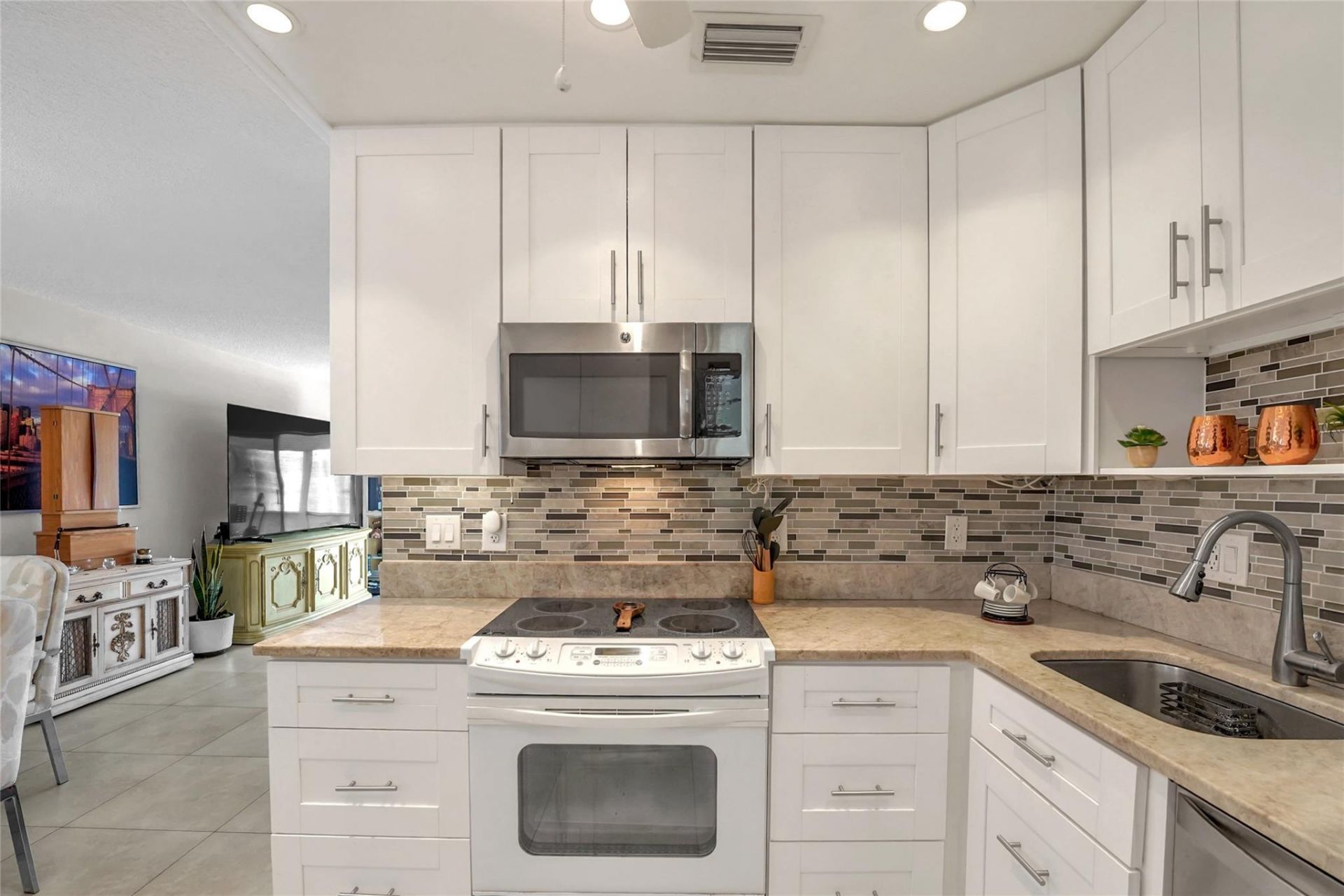 700 Layne Boulevard, Unit 301, Hallandale Beach, FL 33009 Photo