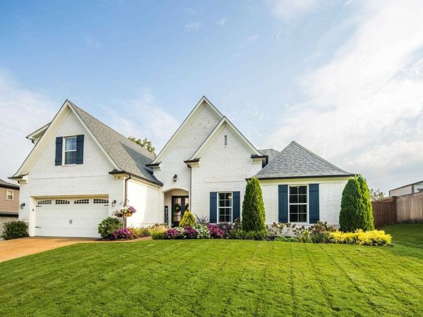 60 LAUREL GLEN DR, Oakland, TN 38060