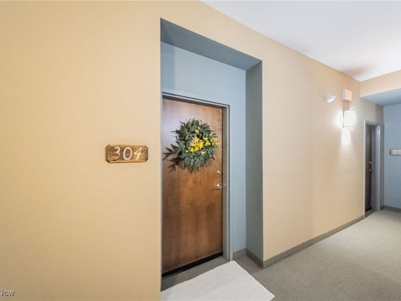 1403 Copper Trace, Unit 304, Cleveland, OH 44118 Photo 2