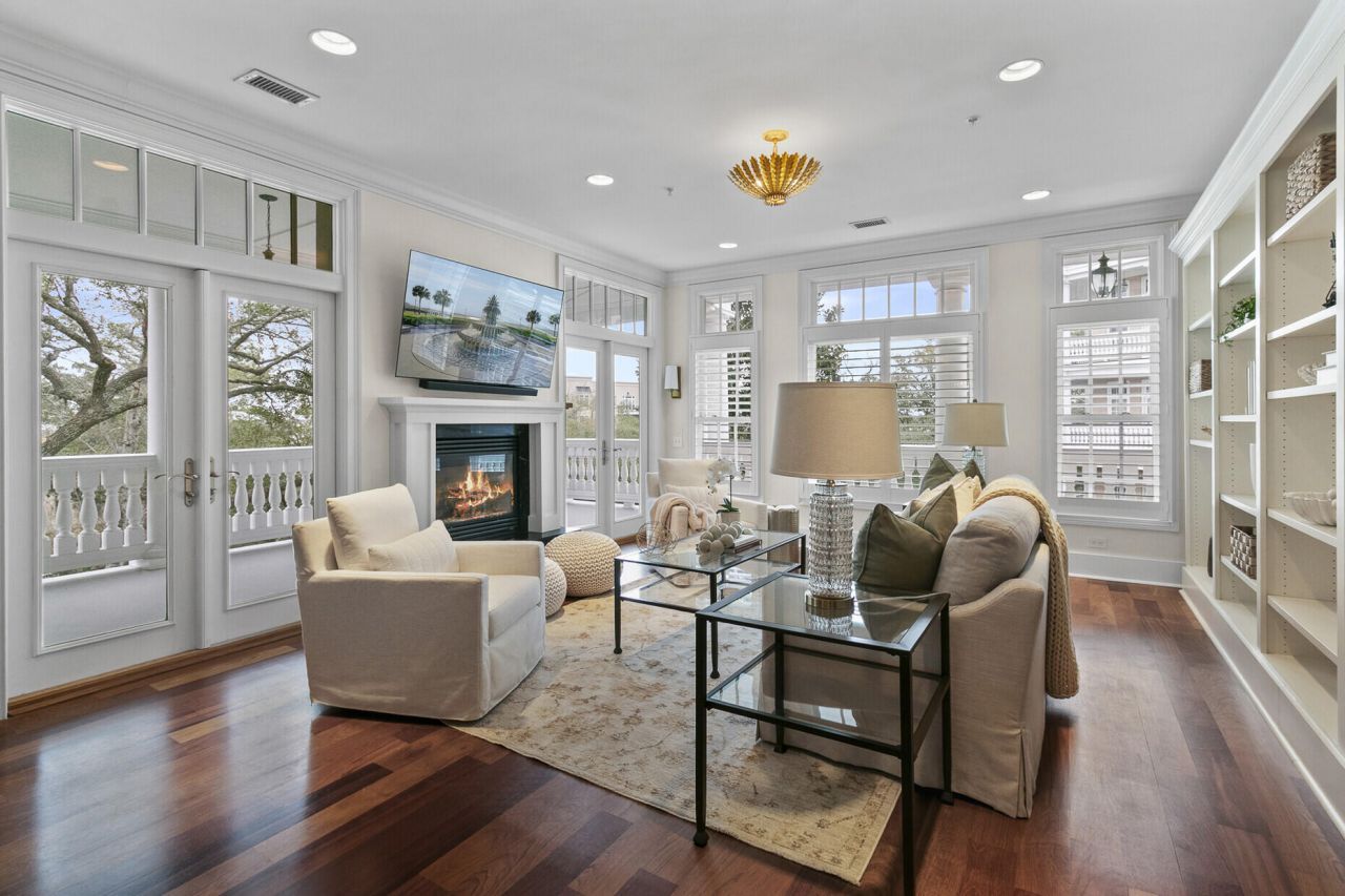 136 Fairbanks Oak Alley Photo 12