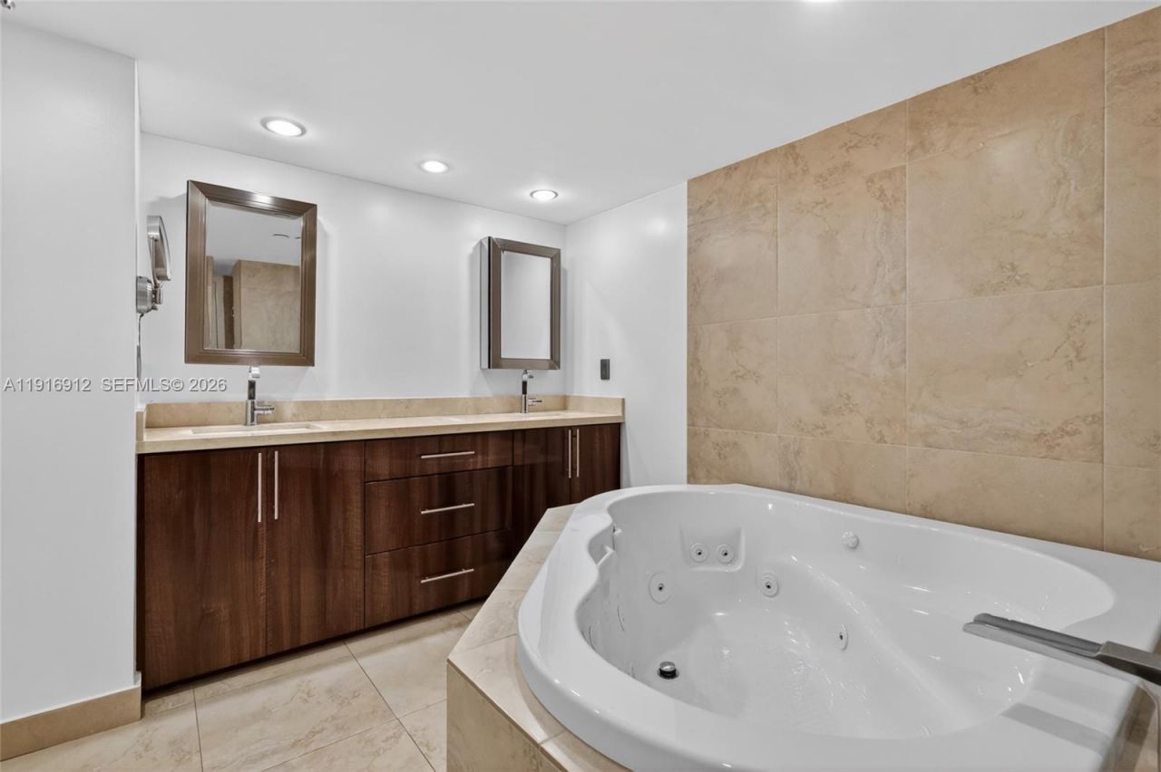 4000 Towerside Ter, Unit 1612, Miami, FL 33138 Photo
