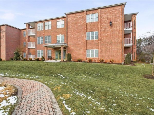 3025 McVitty Forest DR, Unit 101, Roanoke, VA 24018