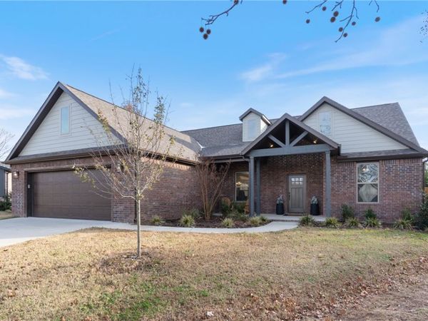 1150 S Liberty Drive, Fayetteville, AR 72701