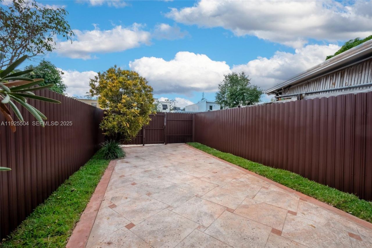 1734 NE 142nd St, North Miami, FL 33181 Photo