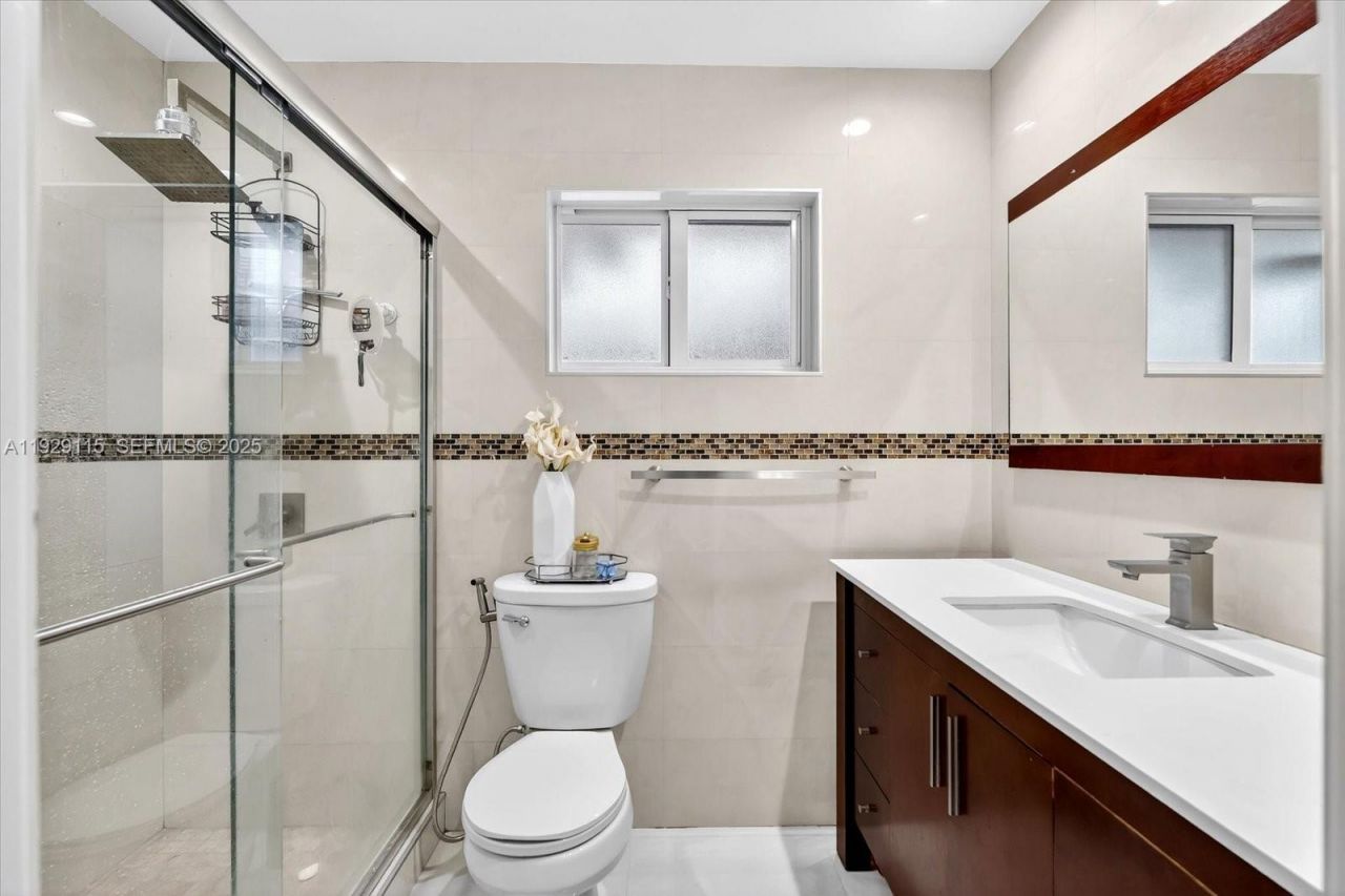 1071 W 37th St, Hialeah, FL 33012 Photo