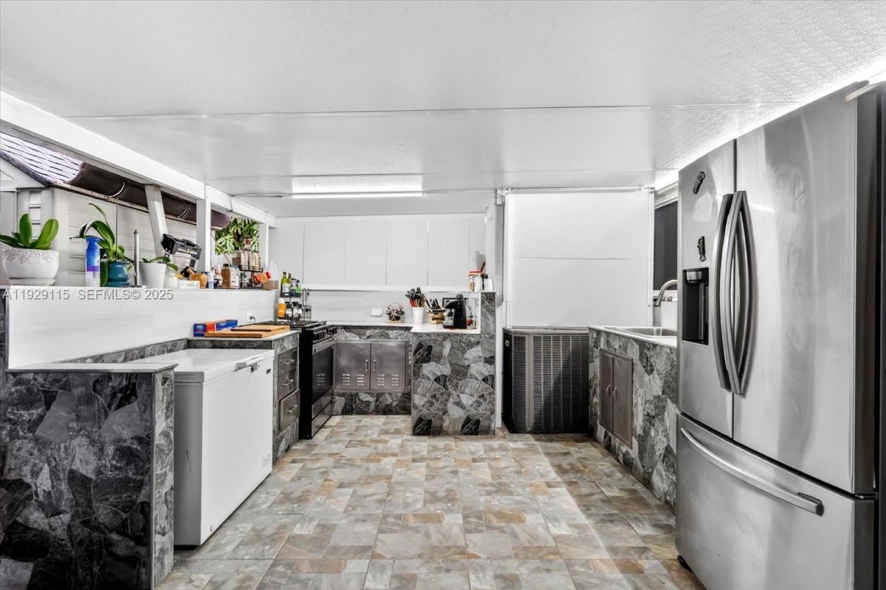 1071 W 37th St, Hialeah, FL 33012 Photo