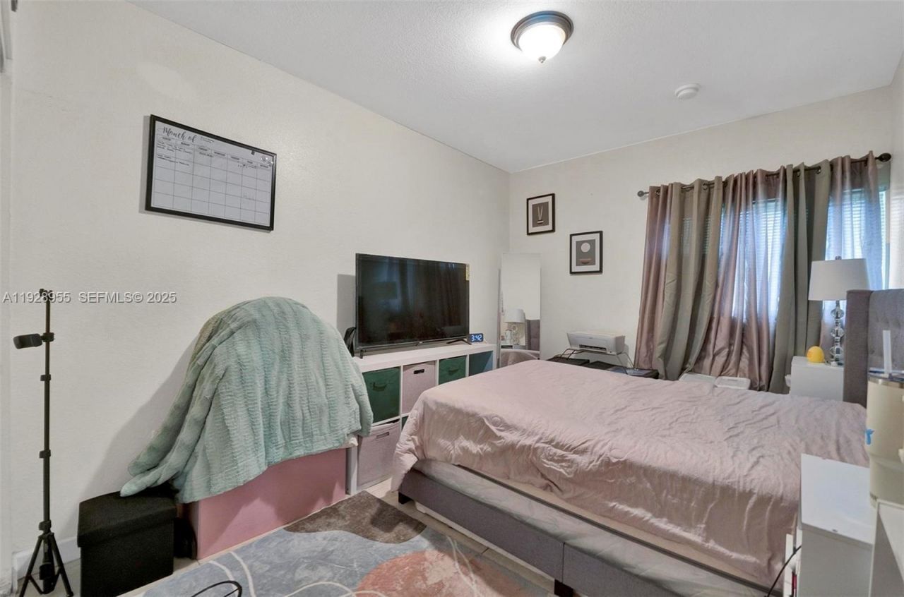 1910 NW 72nd St, Miami, FL 33147 Photo