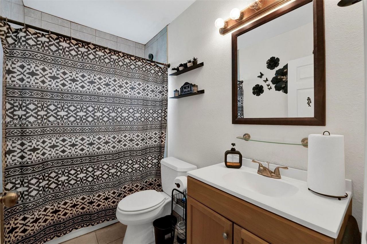 1910 NW 72nd St, Miami, FL 33147 Photo