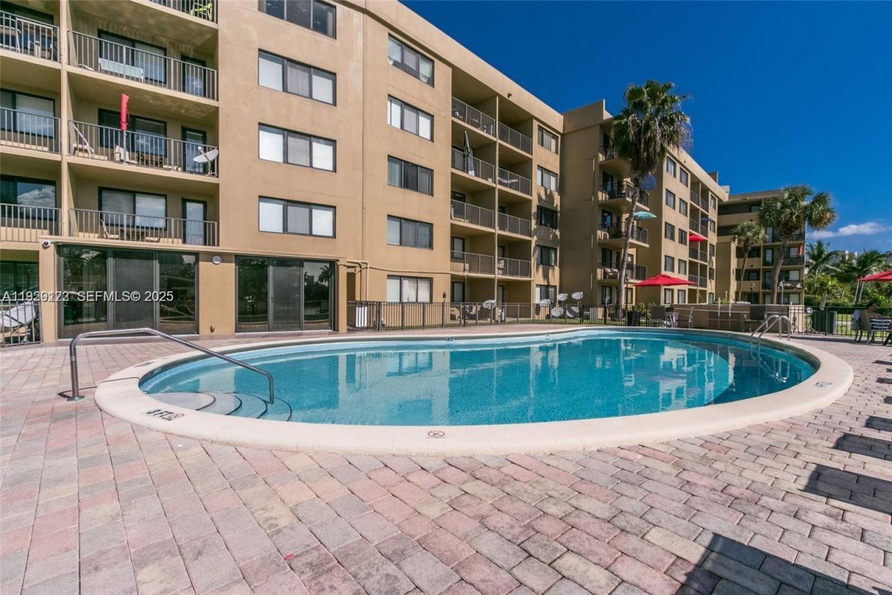 301 Golden Isles Dr, Unit 506, Hallandale Beach, FL 33009 Photo