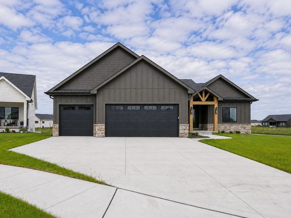 8233 Mahon Court, Johnston, IA 50131