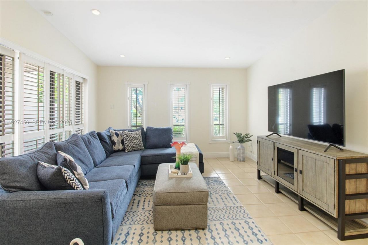 10629 SW 74th Ter, Miami, FL 33173 Photo