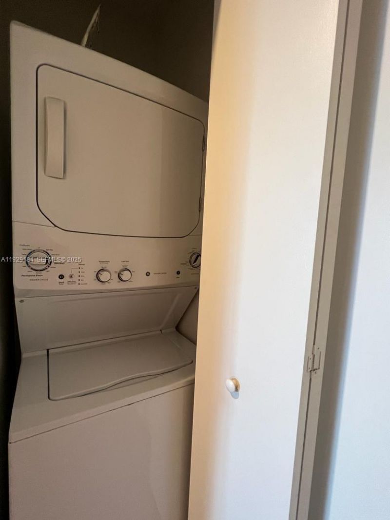 55 SW 9th St, Unit 4205, Miami, FL 33130 Photo