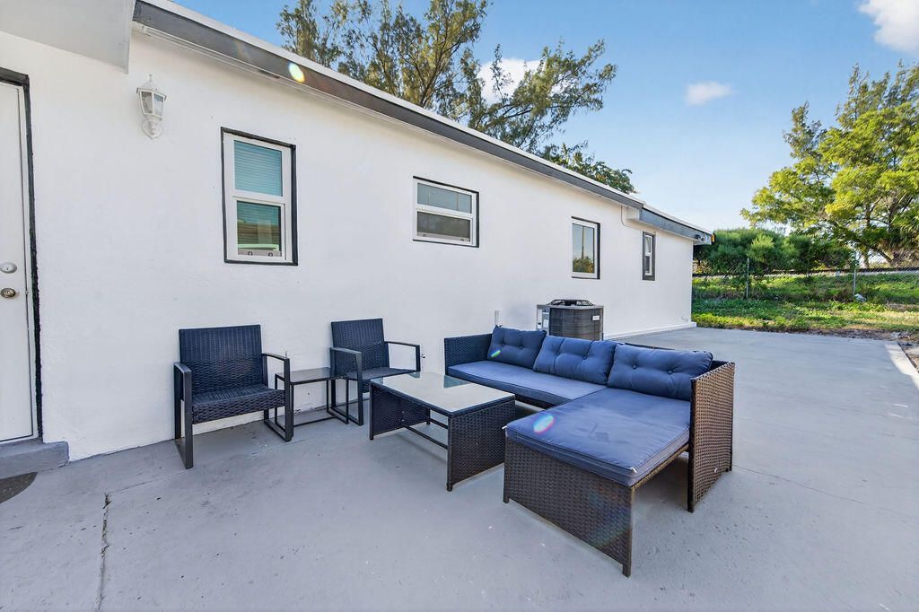 5909 Pinewood Avenue, West Palm Beach, FL 33407 Photo