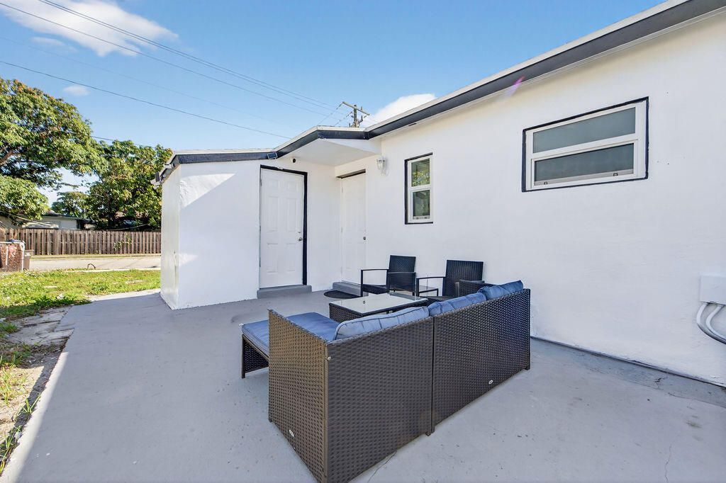 5909 Pinewood Avenue, West Palm Beach, FL 33407 Photo