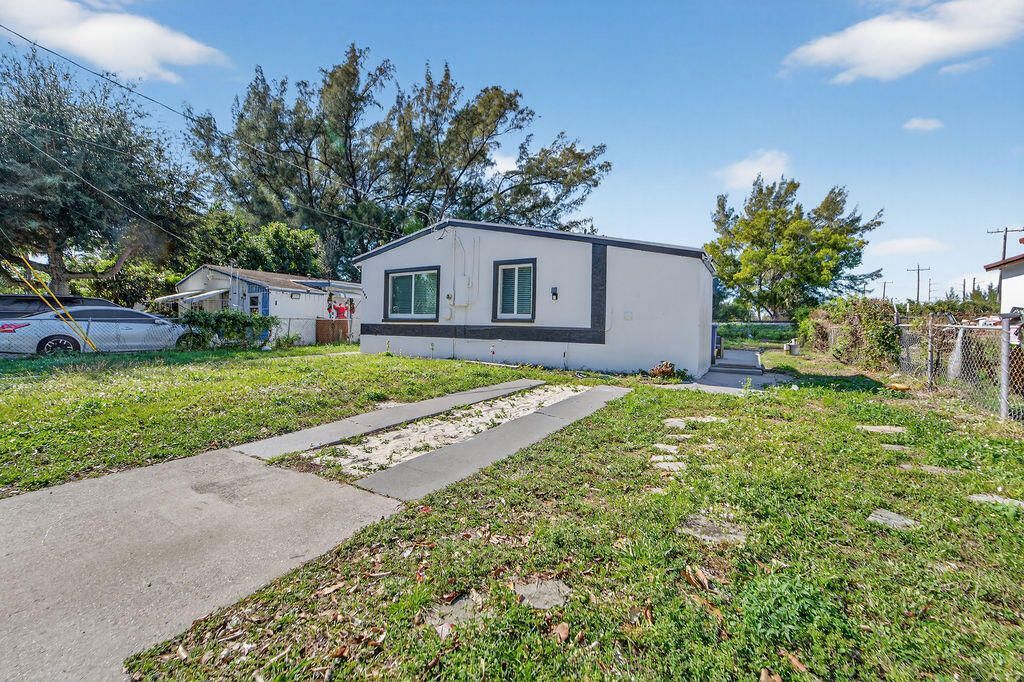 5909 Pinewood Avenue, West Palm Beach, FL 33407 Photo