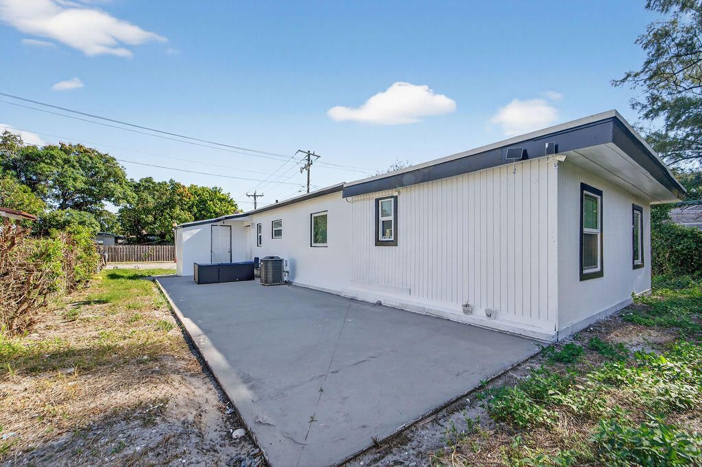 5909 Pinewood Avenue, West Palm Beach, FL 33407 Photo