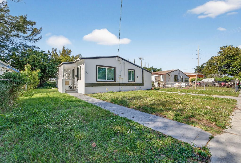 5909 Pinewood Avenue, West Palm Beach, FL 33407 Photo