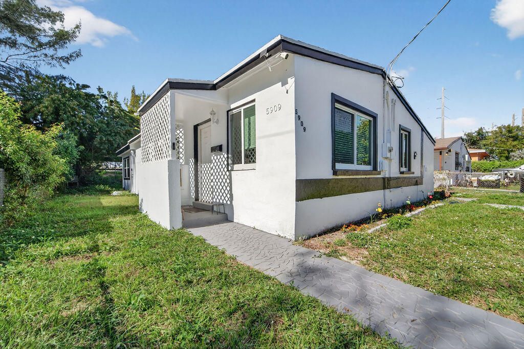 5909 Pinewood Avenue, West Palm Beach, FL 33407 Photo