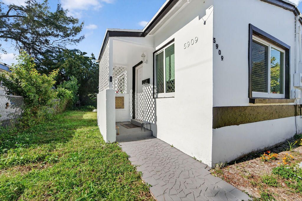 5909 Pinewood Avenue, West Palm Beach, FL 33407 Photo