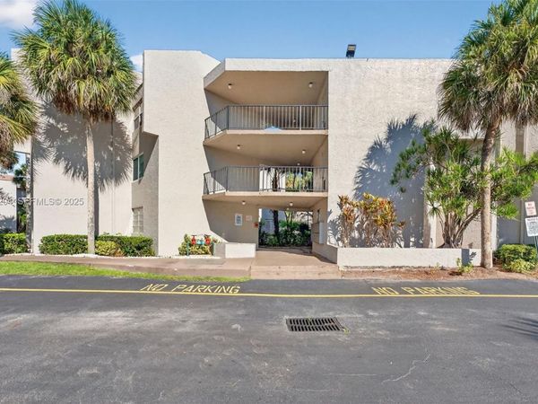 3100 Riverside Dr, Unit 305, Coral Springs, FL 33065