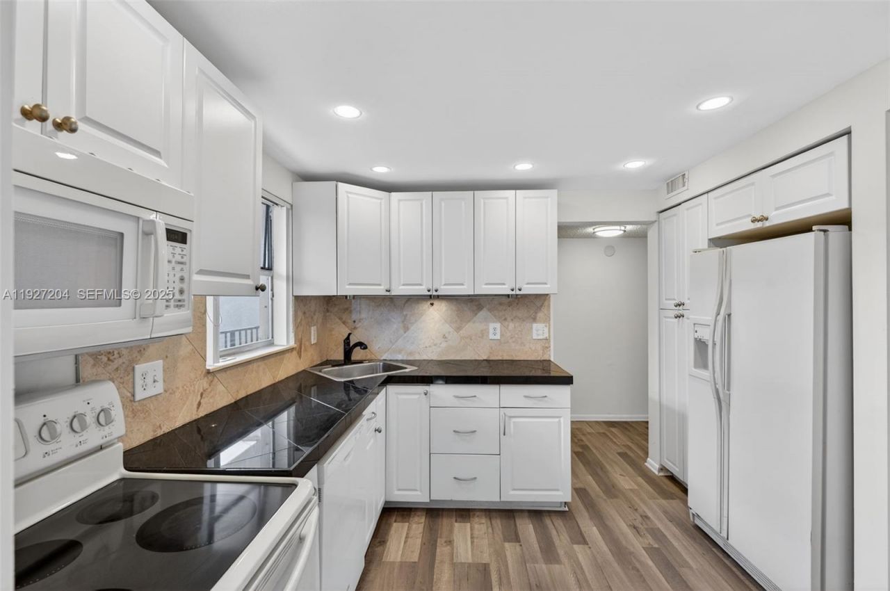 3100 Riverside Dr, Unit 305, Coral Springs, FL 33065 Photo