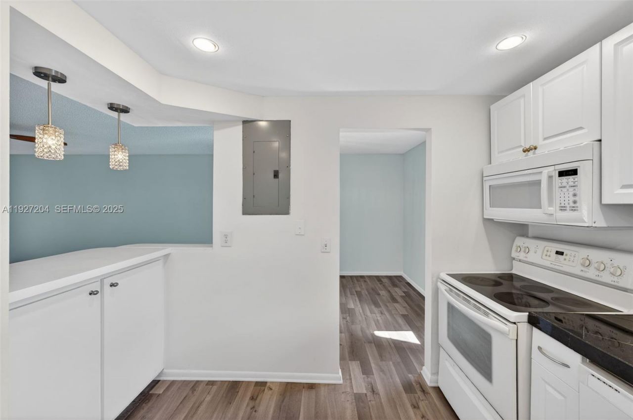 3100 Riverside Dr, Unit 305, Coral Springs, FL 33065 Photo