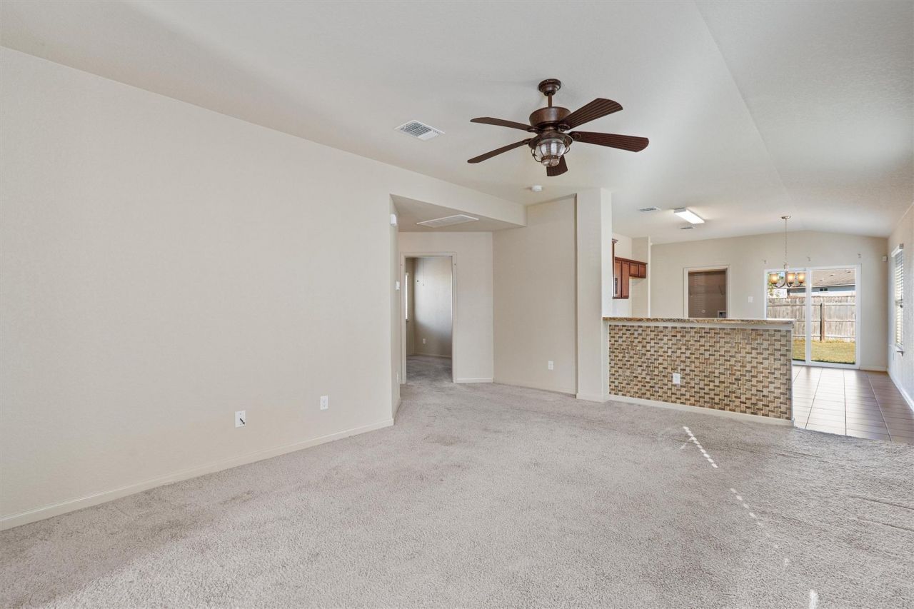 180 Eagle Dr, Luling, TX 78648 Main Photo