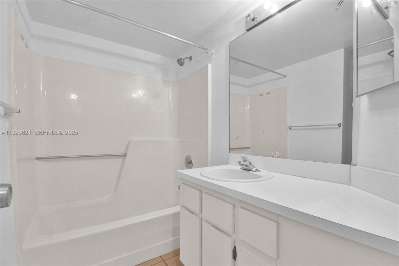 10501 W Broward Blvd, Unit 304, Plantation, FL 33324 Photo