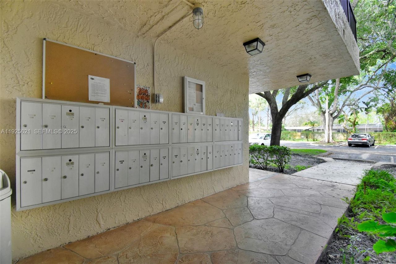 10501 W Broward Blvd, Unit 304, Plantation, FL 33324 Photo