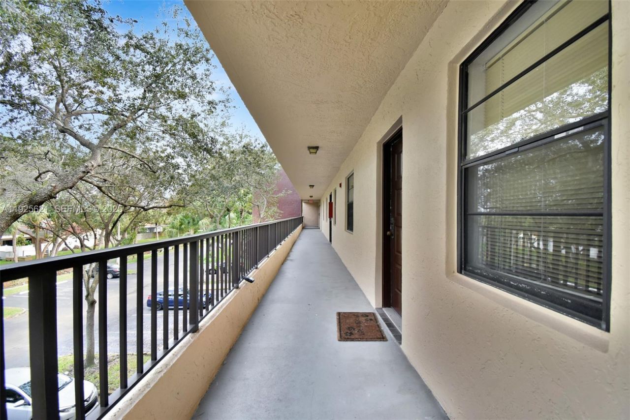 10501 W Broward Blvd, Unit 304, Plantation, FL 33324 Photo