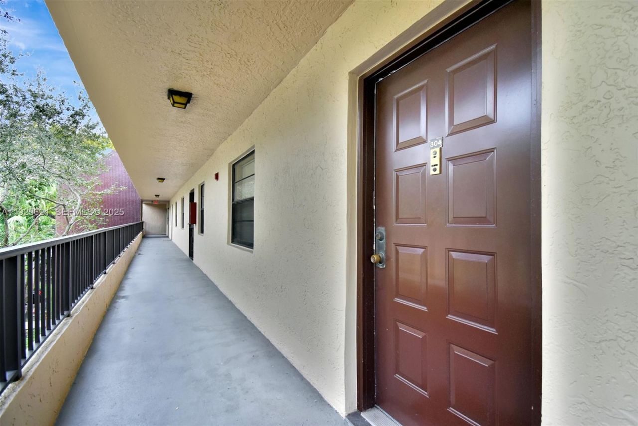 10501 W Broward Blvd, Unit 304, Plantation, FL 33324 Photo