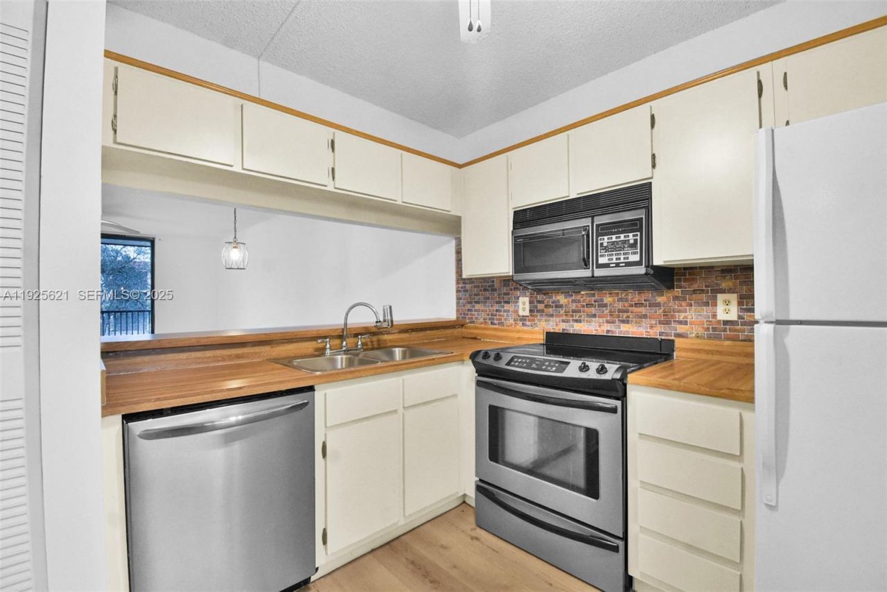 10501 W Broward Blvd, Unit 304, Plantation, FL 33324 Photo