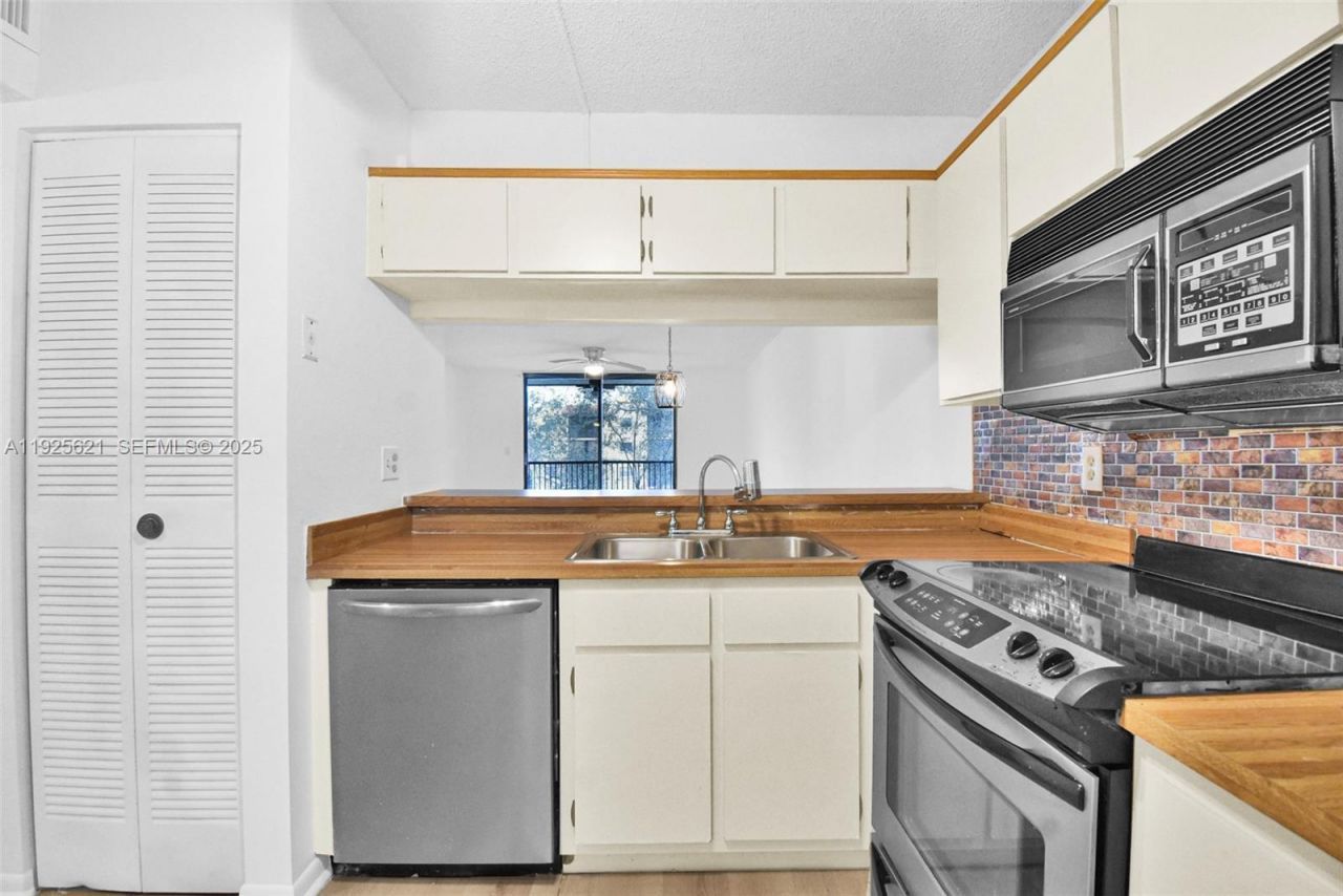 10501 W Broward Blvd, Unit 304, Plantation, FL 33324 Photo