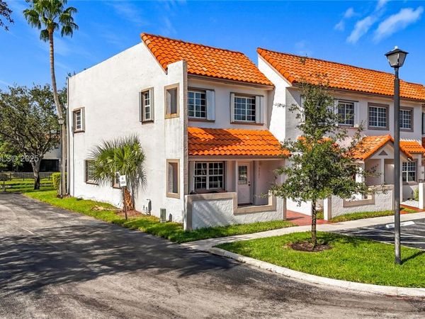 9521 NW 42nd St, Sunrise, FL 33351