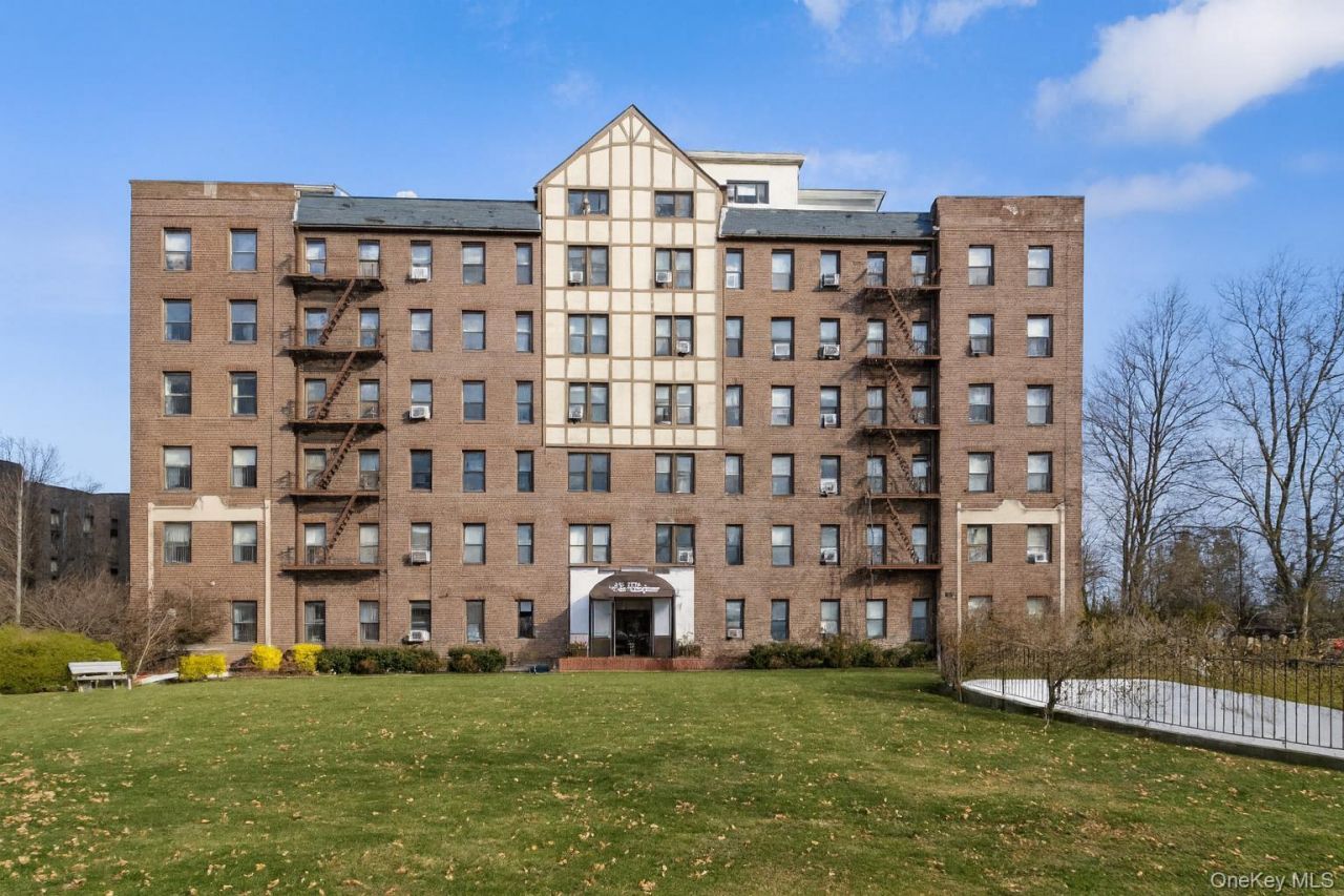 37 Brompton Road, Unit 3D, Great Neck, NY 11022 Main Photo