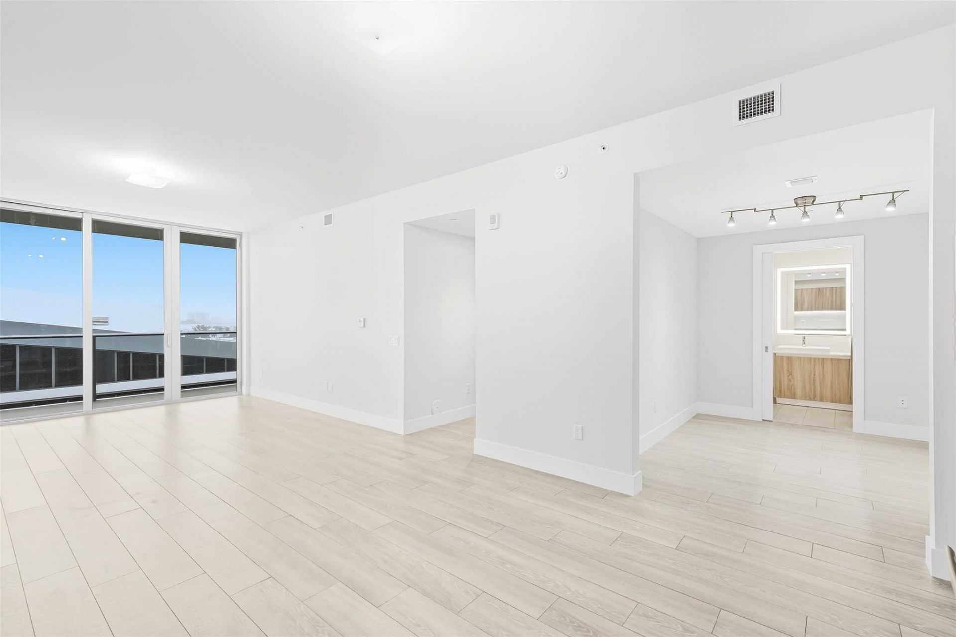 2960 NE 207th Street, Unit 1108, Miami, FL 33180 Photo