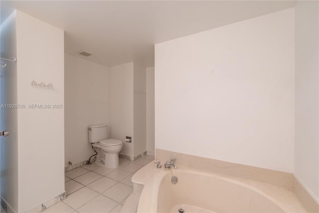 4000 Towerside Ter, Unit 908, Miami, FL 33138 Photo