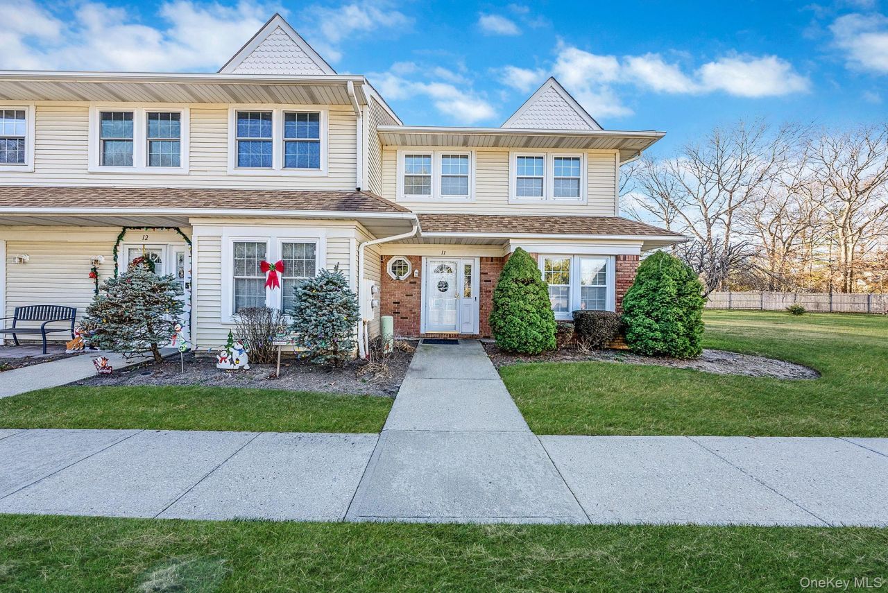 11 Gazebo Lane, Holtsville, NY 11742 Main Photo