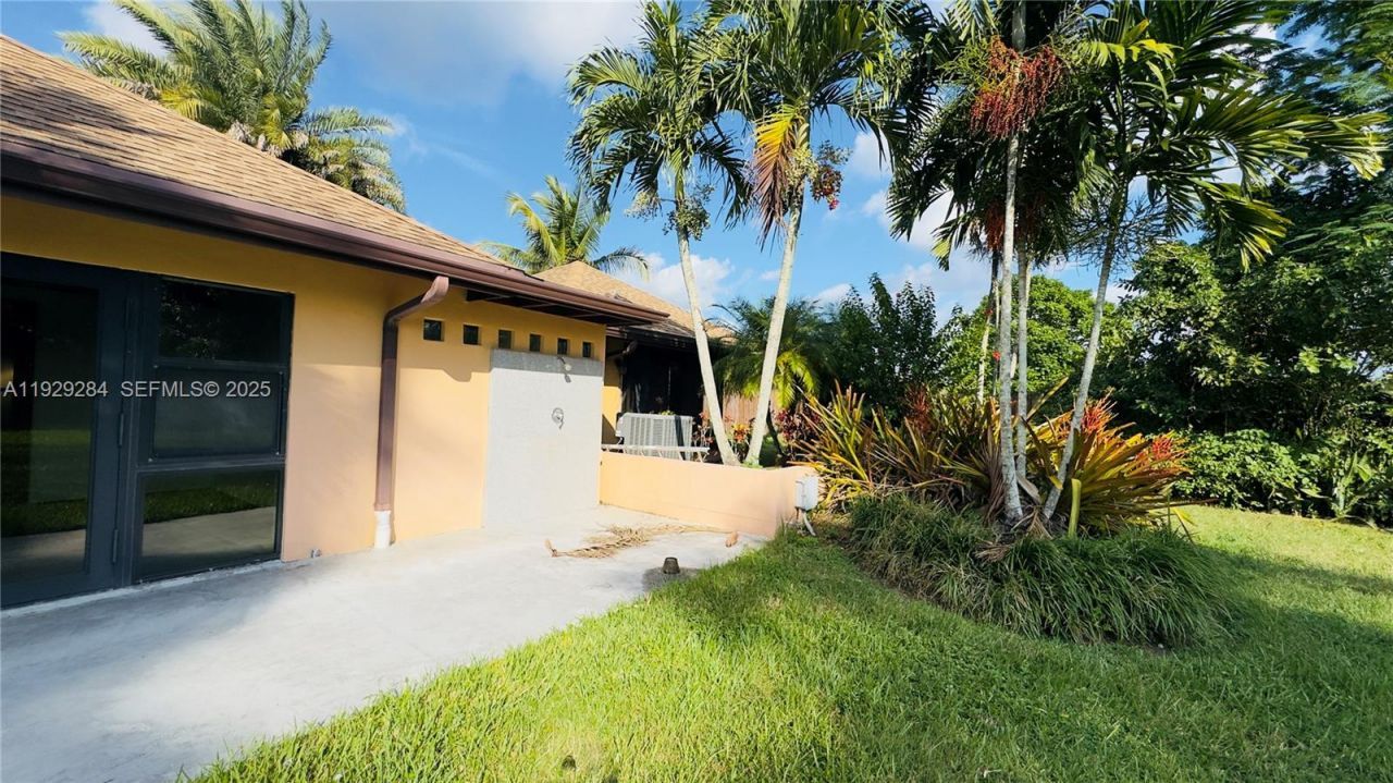 18350 SW 214th St, Miami, FL 33187 Photo