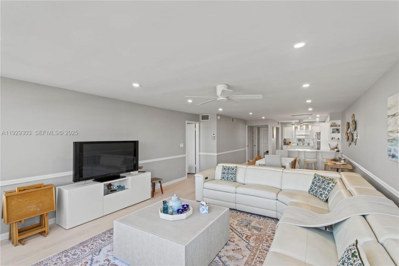 3051 NE 48th St, Unit 307, Fort Lauderdale, FL 33308 Photo