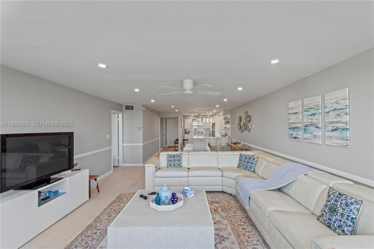 3051 NE 48th St, Unit 307, Fort Lauderdale, FL 33308 Photo