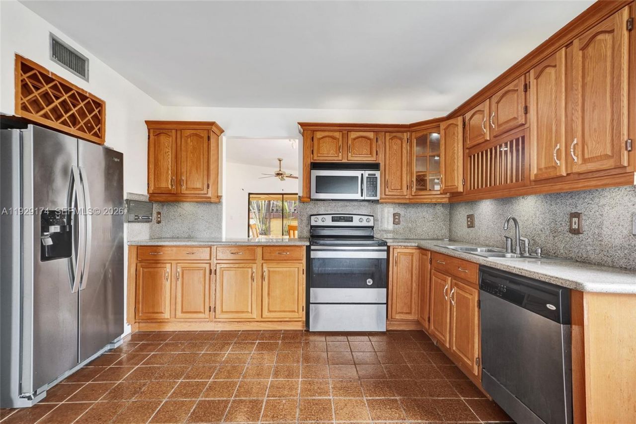 1051 NE 204th Ln, Miami, FL 33179 Photo