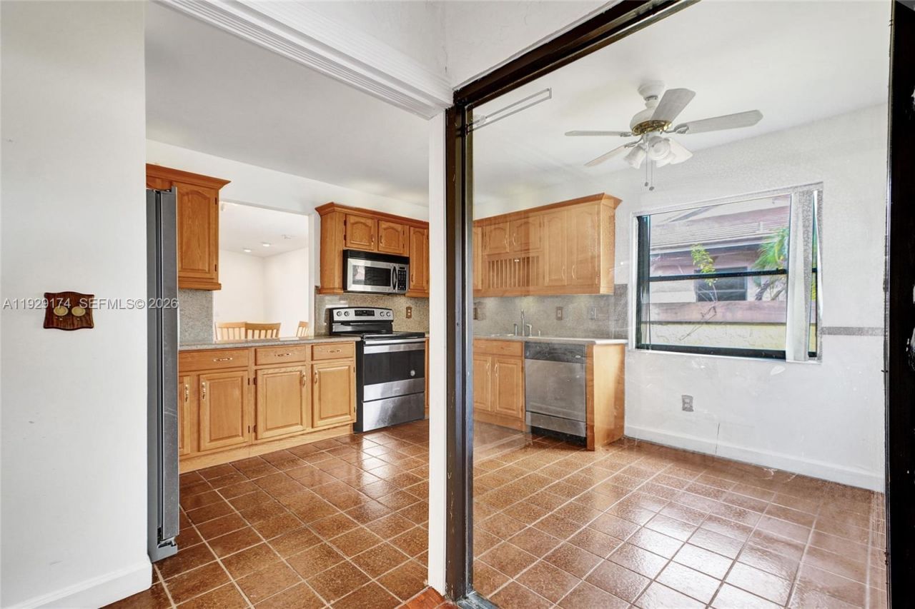 1051 NE 204th Ln, Miami, FL 33179 Photo