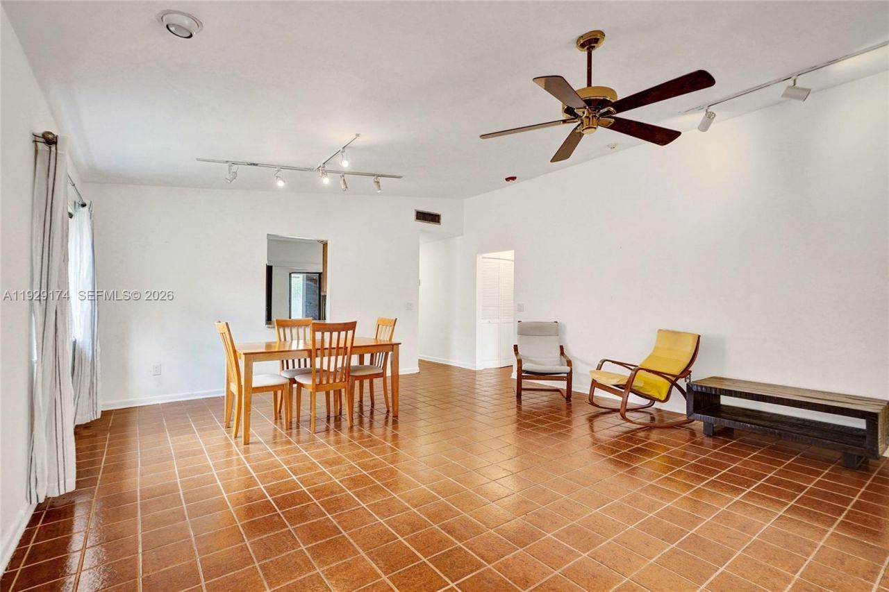 1051 NE 204th Ln, Miami, FL 33179 Photo