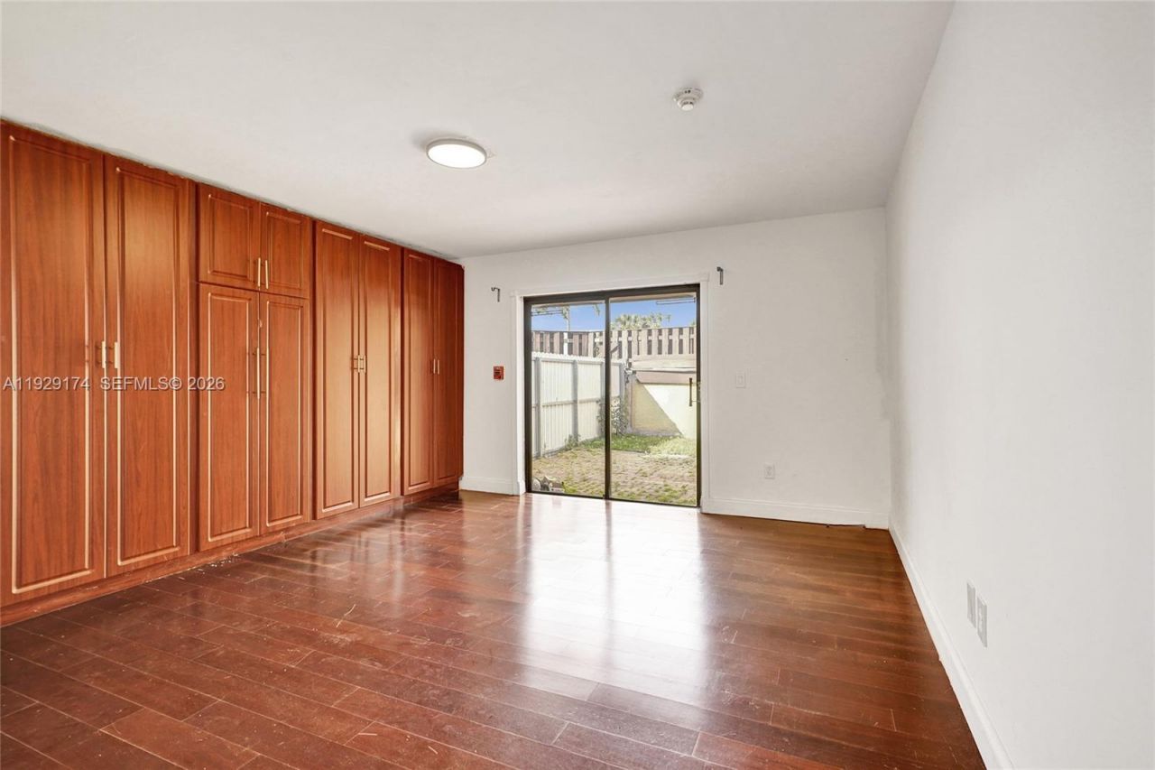 1051 NE 204th Ln, Miami, FL 33179 Photo